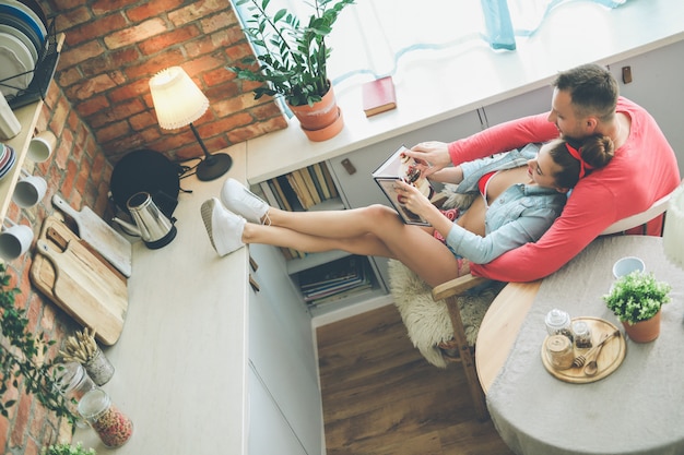 Beau couple à la maison