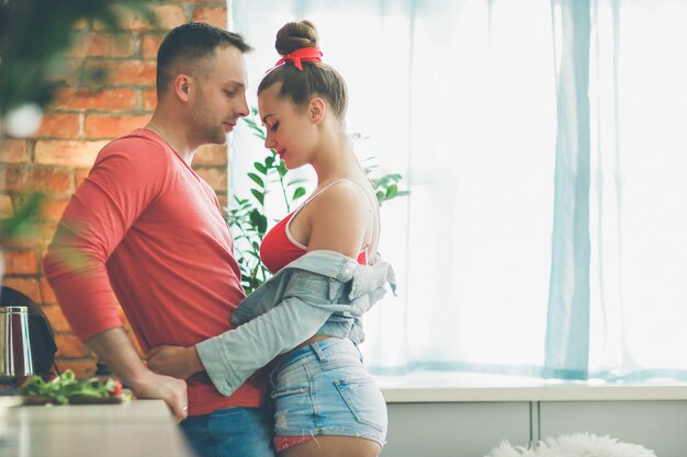 Beau couple à la maison