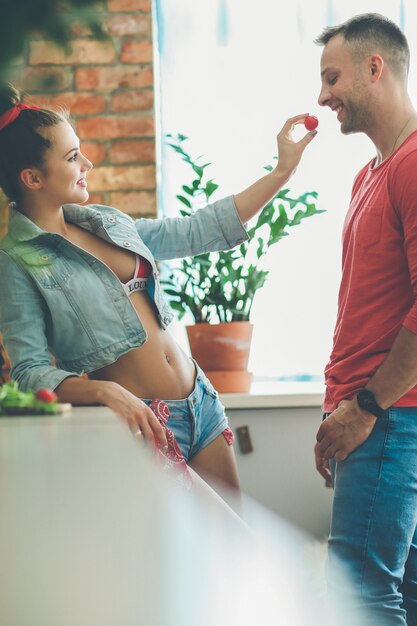 Beau couple à la maison