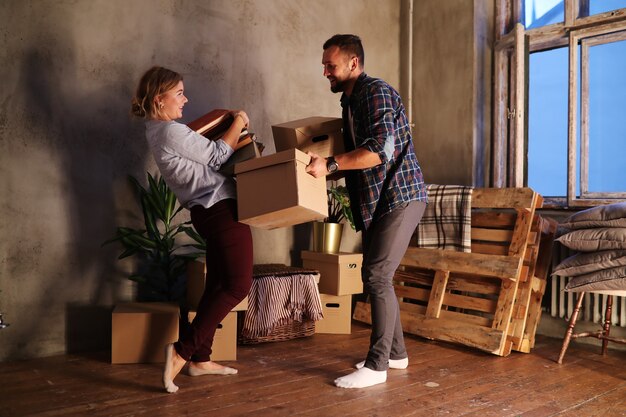 Beau couple à la maison