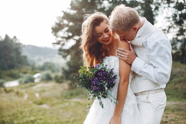 Beau couple de mariage dans un champ d&#39;été