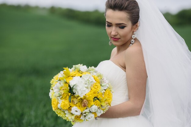 Beau couple de mariage marche sur le champ vert