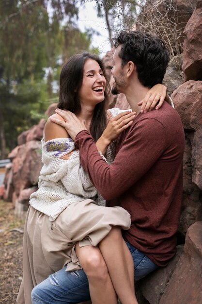 Beau couple montrant l'amour à l'extérieur