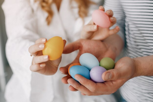 Beau couple avec des oeufs colorés