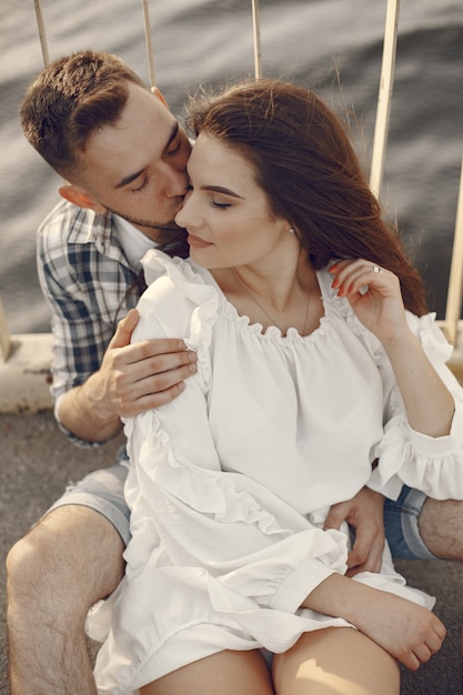 Photo gratuite beau couple passe du temps au bord de l'eau