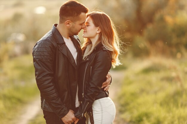 Un beau couple passe du temps sur un champ d'été.