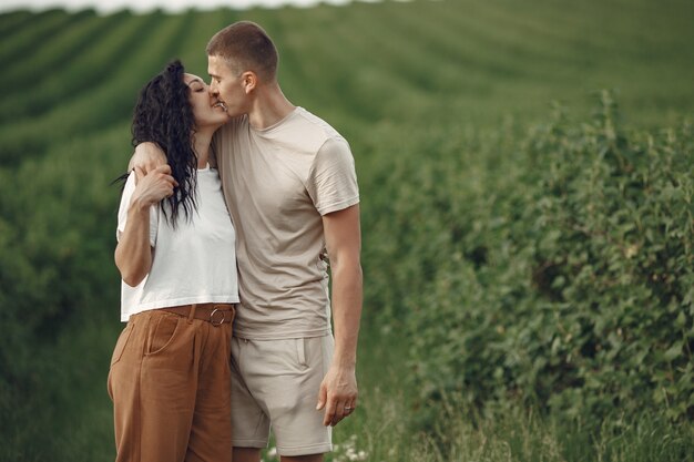 Beau couple passe du temps sur un champ d'été