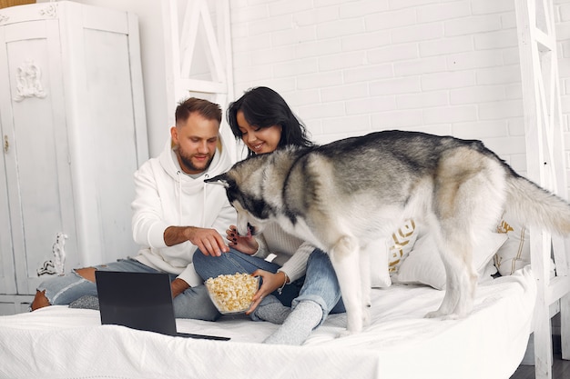 Photo gratuite beau couple passe du temps dans une chambre