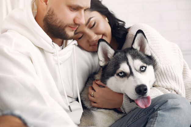 Beau couple passe du temps dans une chambre