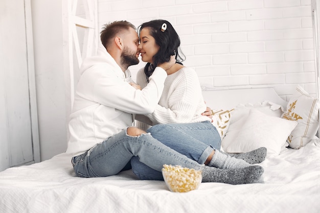 Beau couple passe du temps dans une chambre