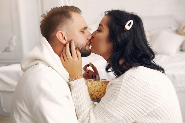 Photo gratuit beau couple passe du temps dans une chambre