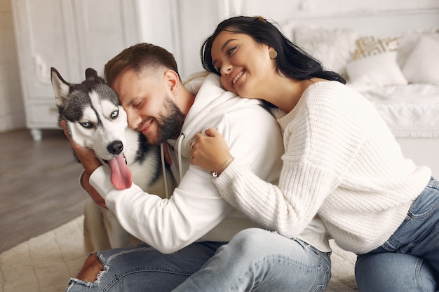 Photo gratuite beau couple passe du temps dans une chambre