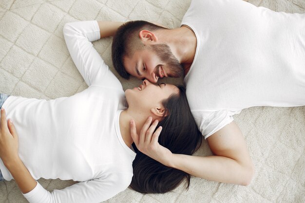 Beau couple passe du temps dans une chambre