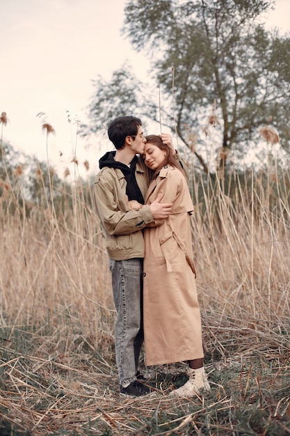 Beau couple passe du temps dans un champ d'automne