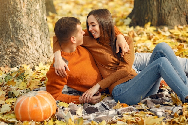 Beau couple passe du temps dans un champ d'automne