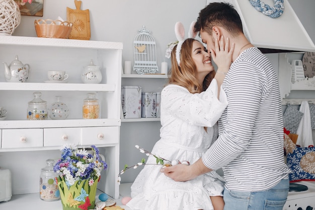 Beau couple passe du temps dans une cuisine