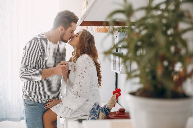 Photo gratuite beau couple passe du temps dans une cuisine