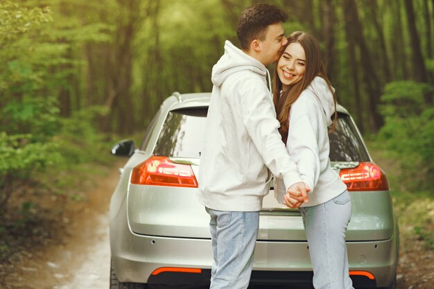 Beau couple passe du temps dans une forêt au printemps