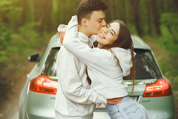 Beau couple passe du temps dans une forêt au printemps