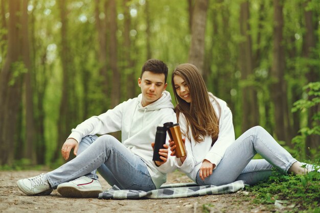 Beau couple passe du temps dans une forêt au printemps