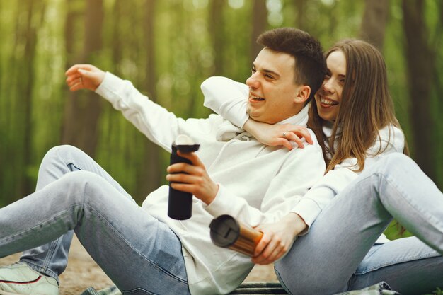 Beau couple passe du temps dans une forêt au printemps