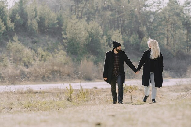 Beau couple passe du temps dans une forêt