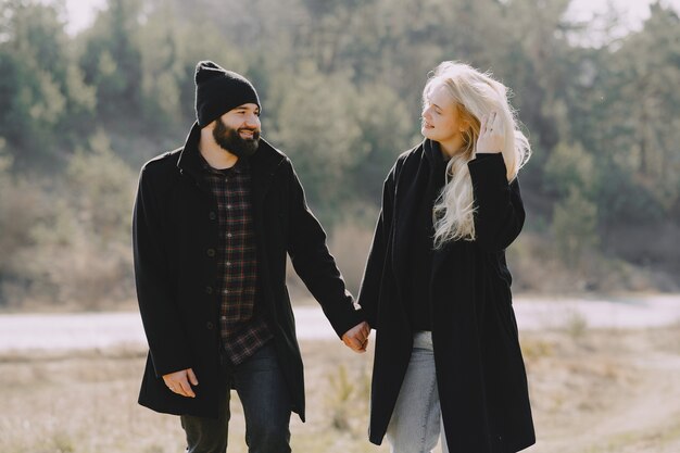 Beau couple passe du temps dans une forêt