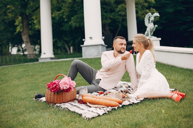 Beau couple passe du temps dans un jardin d'été