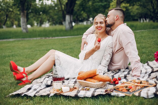 Beau couple passe du temps dans un jardin d'été