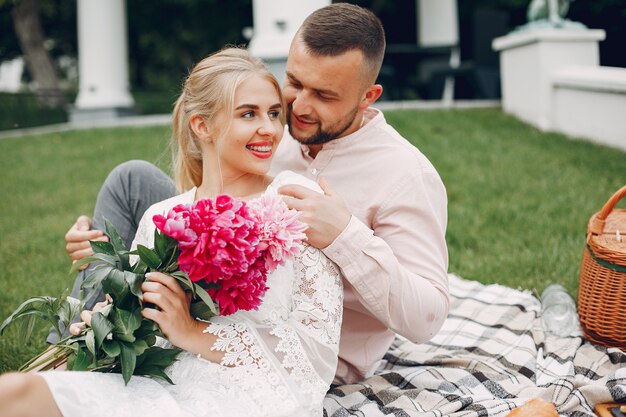 Beau couple passe du temps dans un jardin d'été