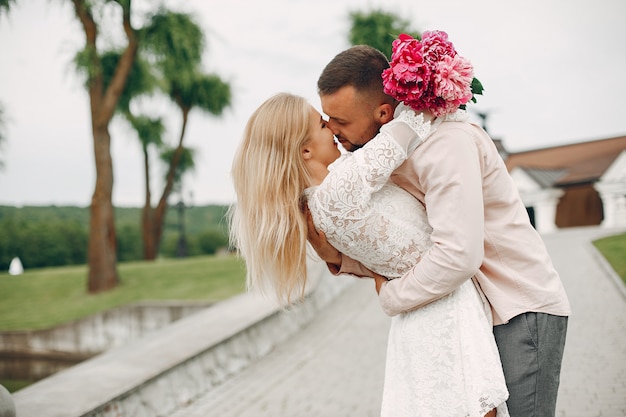 Beau Couple Passe Du Temps Dans Un Jardin D'été