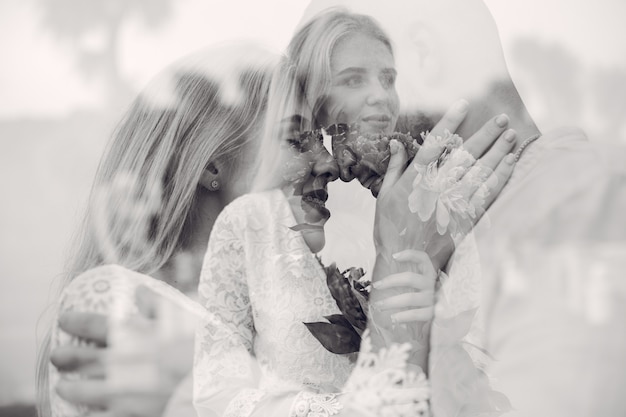 Photo gratuite beau couple passe du temps dans un jardin d'été