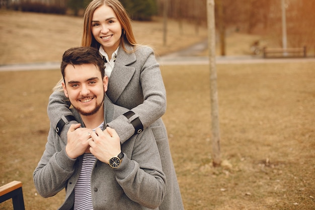 Beau couple passe du temps dans un parc en automne