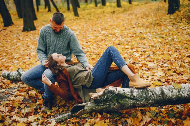 Beau couple passe du temps dans un parc en automne