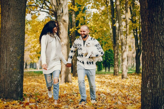 Beau couple passe du temps dans un parc en automne