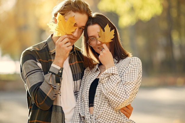 Beau couple passe du temps dans un parc en automne