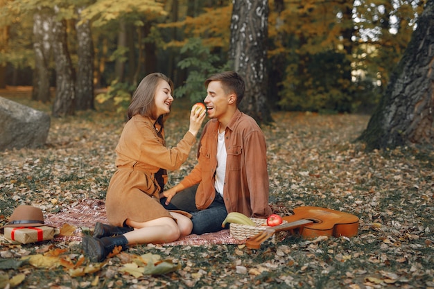 Beau couple passe du temps dans un parc en automne