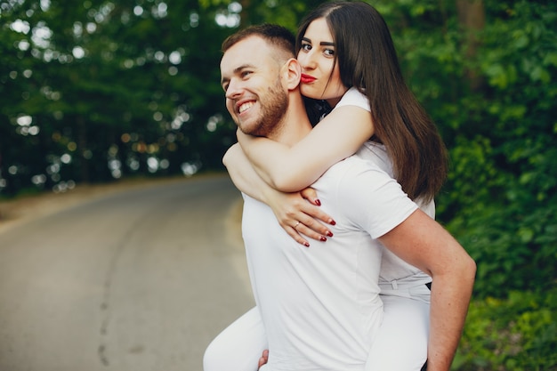 Beau couple passe du temps dans un parc d&#39;été