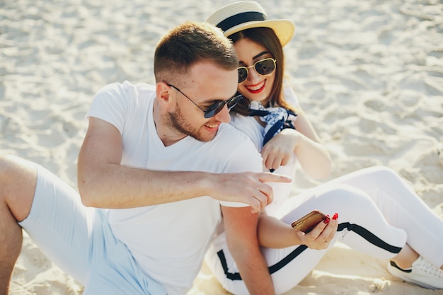 Beau couple passe du temps dans un parc d&#39;été