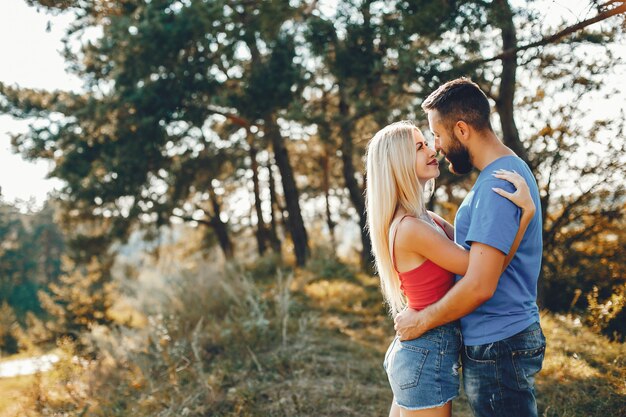 Beau couple passe du temps dans un parc d&#39;été