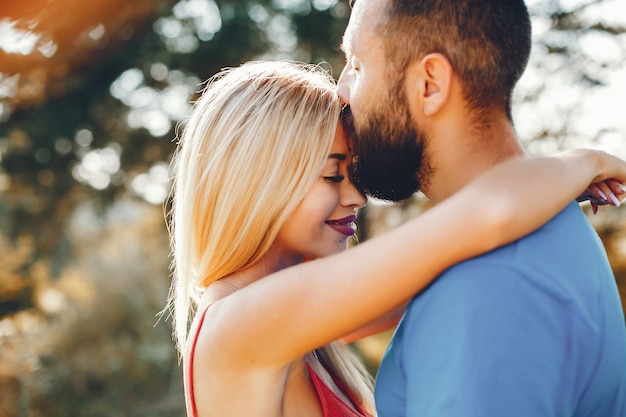 Photo gratuite beau couple passe du temps dans un parc d'été