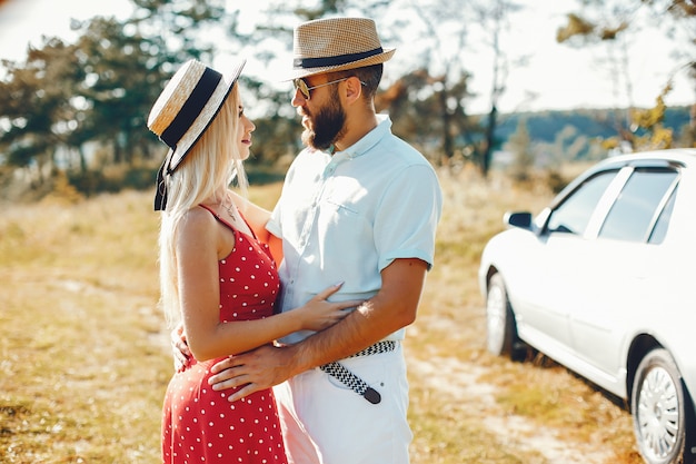 Beau couple passe du temps dans un parc d&#39;été