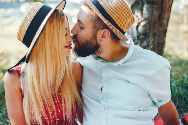 Photo gratuite beau couple passe du temps dans un parc d'été