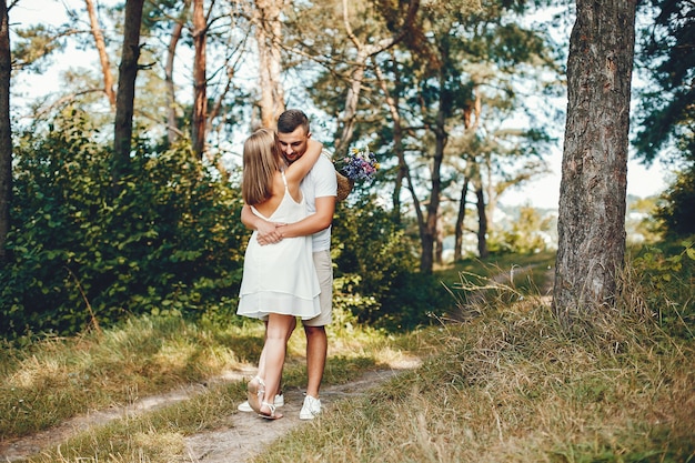 Photo gratuite beau couple passe du temps dans un parc d'été