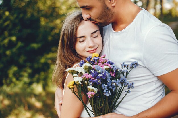 Beau couple passe du temps dans un parc d&#39;été