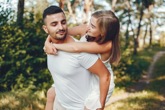 Beau couple passe du temps dans un parc d&#39;été