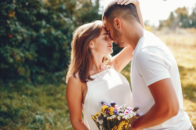 Beau couple passe du temps dans un parc d&#39;été