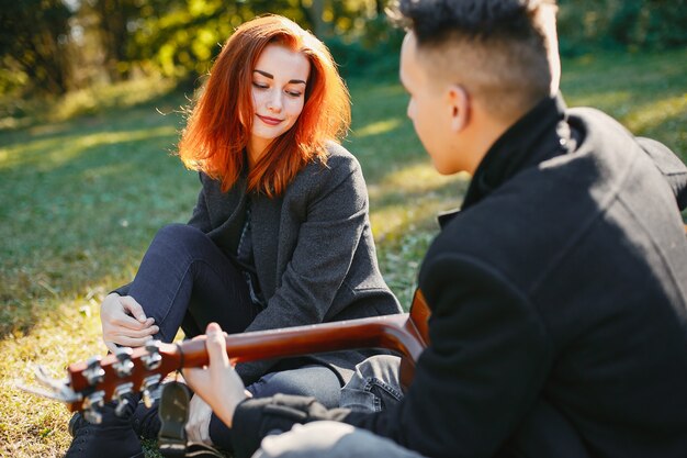 Beau couple passe du temps dans un parc d&#39;été