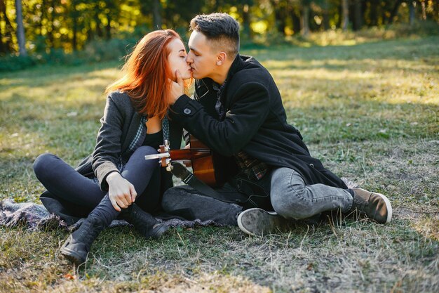 Beau couple passe du temps dans un parc d&#39;été