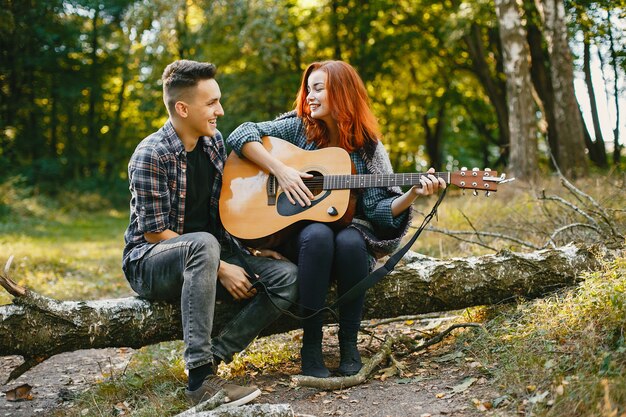 Beau couple passe du temps dans un parc d&#39;été